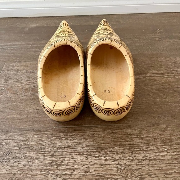 Wooden Clogs with Windmill Design - Picture 4 of 11
